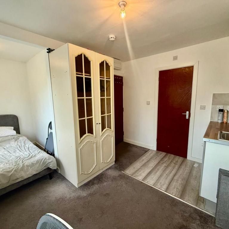 1 bedroom in a house share to rent - Photo 1
