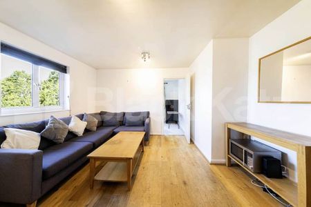 A beautifully presented, fully furnished two-bedroom apartment with a separate study, ideally situated on the sought-after Iverson Road, NW6 - Photo 2