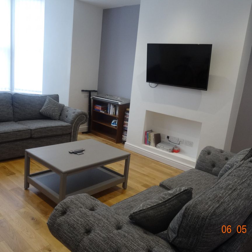 6 Bedroom House, Heaton, Stannington Avenue - Photo 1