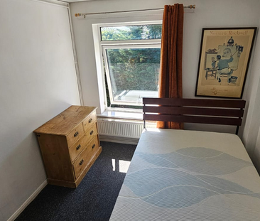1 bedroom in a flat share to rent - Photo 3