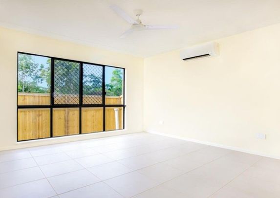 STUNNING FAMILY HOME WITH LAKESIDE LIVING! - Photo 1