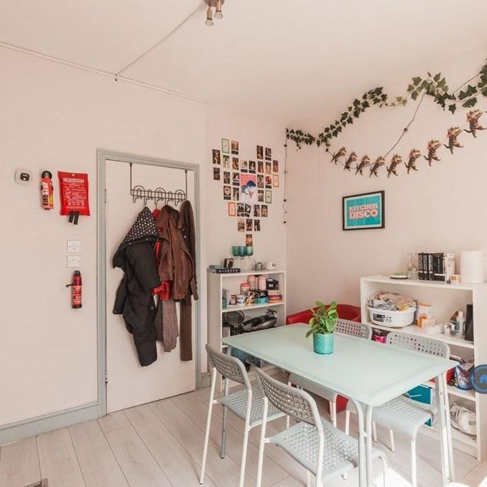 4 bedroom flat to rent - Photo 1