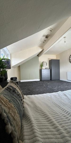 Room in a Shared House, Ash Grove, M14 - Photo 1