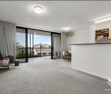 LOCATION ! LOCATION ! One Bedroom Apartment - Photo 1