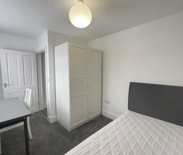 4 bedroom semi-detached house to rent - Photo 3