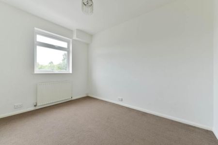3 bedroom flat to rent - Photo 4