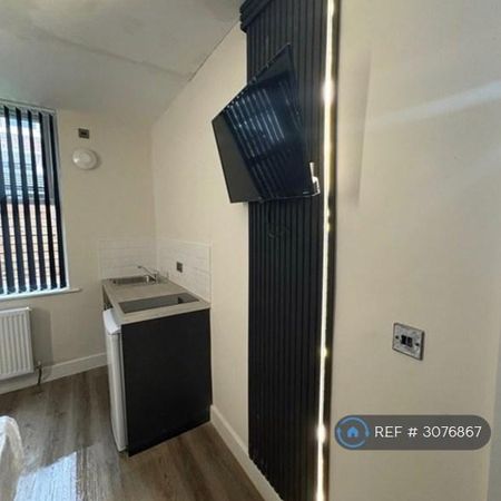 1 bedroom in a house share to rent - Photo 3