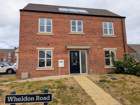 4 bedroom detached house to rent - Photo 2