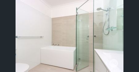 Immaculate House in Central Location - Photo 3