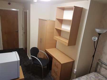 1 bedroom in a flat share to rent - Photo 2