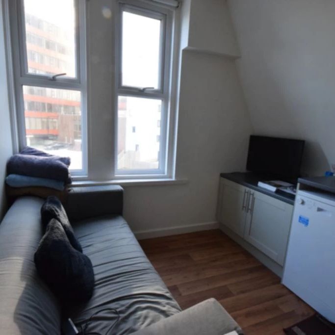 To Rent Holdenhurst Road, Lansdowne, Bournemouth, BH8 £800 pcm Tenancy Info - Photo 1