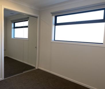 Beautifully presented 4 bedroom townhouse - WITH STUNNING POOL! - Photo 3