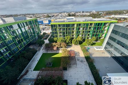 Top-Floor Apartment with Stunning City Views! - Photo 3