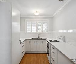 Light & Bright Immaculate Duplex - 6 month lease - Photo 6