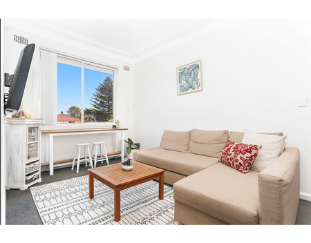 Top-Floor One-Bedroom in the Heart of Kingsford - Photo 2