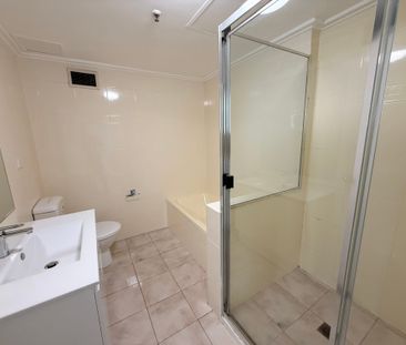 An Unfurnsihed One Bedroom Apartment in Ultra-Convenient Inner City... - Photo 5