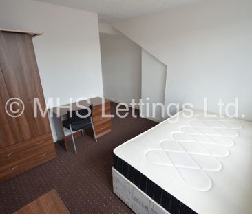 4 Bedroom Mid Terraced House for rent in Welton Grove - Photo 2