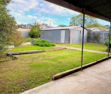 Comfortable 3-Bedroom Family Home with Spacious Yard - Photo 6