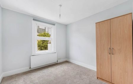 4 bed semi-detached to rent - Photo 3