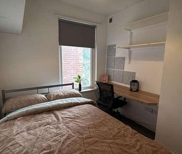 Stylish Bedroom House, LN1 - Photo 2