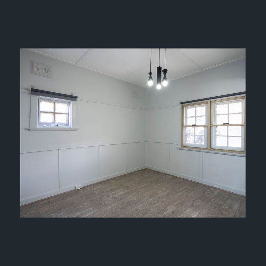 Renovated - Stylish one bedroom Semi-Detached Dwelling. - Photo 1