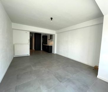 Ongemeubeld appartement met twee slaapkamers. Aan de achterkant van... - Photo 1