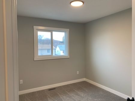 Like New Duplex! Modern 3 Bedroom, 2.5 Bathroom Home - Photo 3
