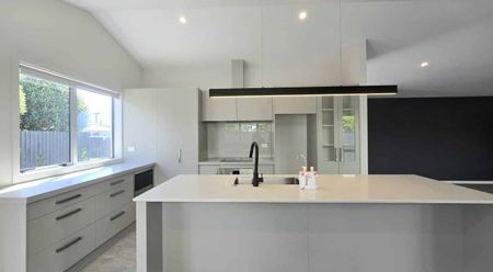 Beautiful Three-Bed, Two-Bath Home in Otumoetai - Photo 5