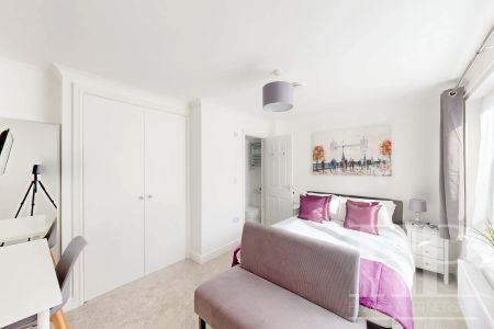 Craigans, Crawley, RH11 - Photo 2