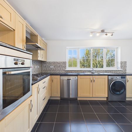 4 bed terraced house to rent in Mallard Place, High Wycombe, Buckinghamshire, HP11 1HF - Photo 4