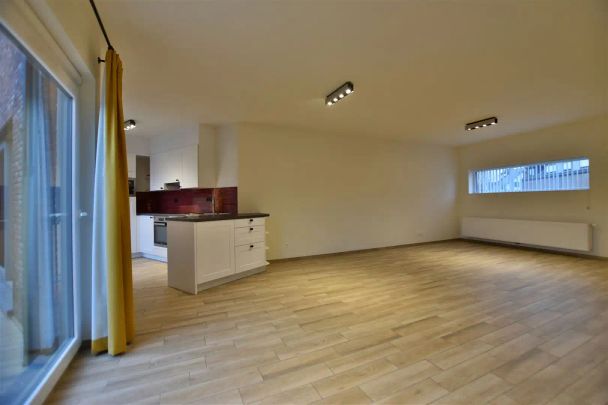 Instapklaar gelijkvloers appartement met koer en garage vrijstaande. - Photo 1