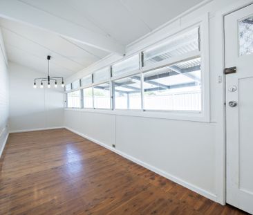 Three-Bedroom Cottage in Central Location - Photo 3