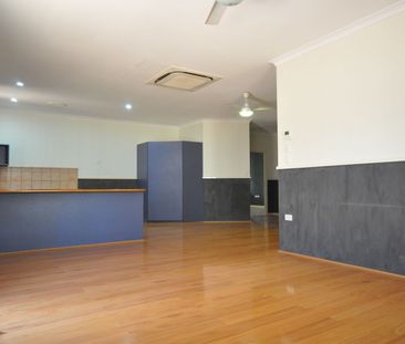 Relaxed Living with Pool & Outdoor Entertaining - Photo 2