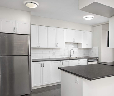 75 Thorncliffe Park Dr - Photo 3 | Rentumo