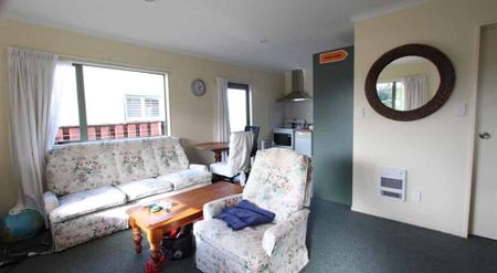 Cute and Private Two Bedroom House - Photo 5