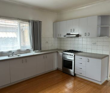 3 Bedroom house in quiet pocket of Sunshine - Photo 6