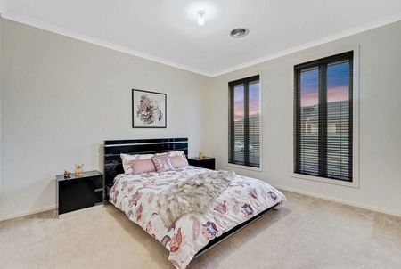 Large Family Home! - Photo 3