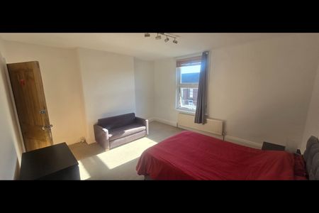 Room in a Shared House, Arthington View, LS10 - Photo 4