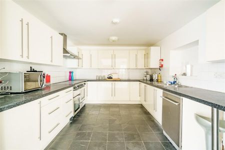 1 bedroom in a house share to rent - Photo 4