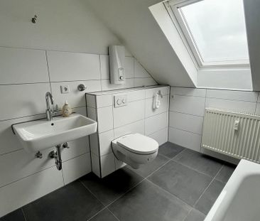 2,5 Raum DG Wohnung mit Südloggia, im 8 Fam. Haus, ruhiger Wohnlage... - Photo 1
