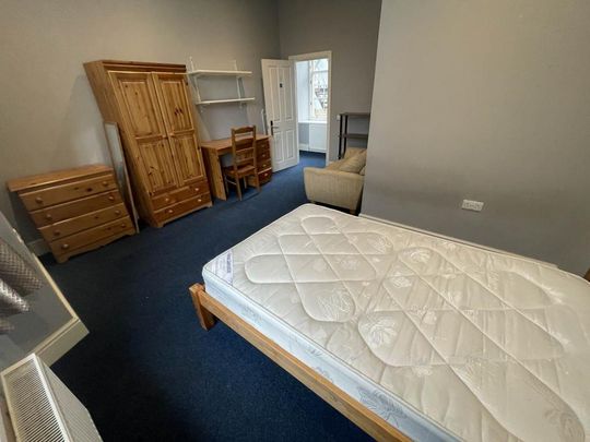 4 bedroom flat to rent - Photo 1