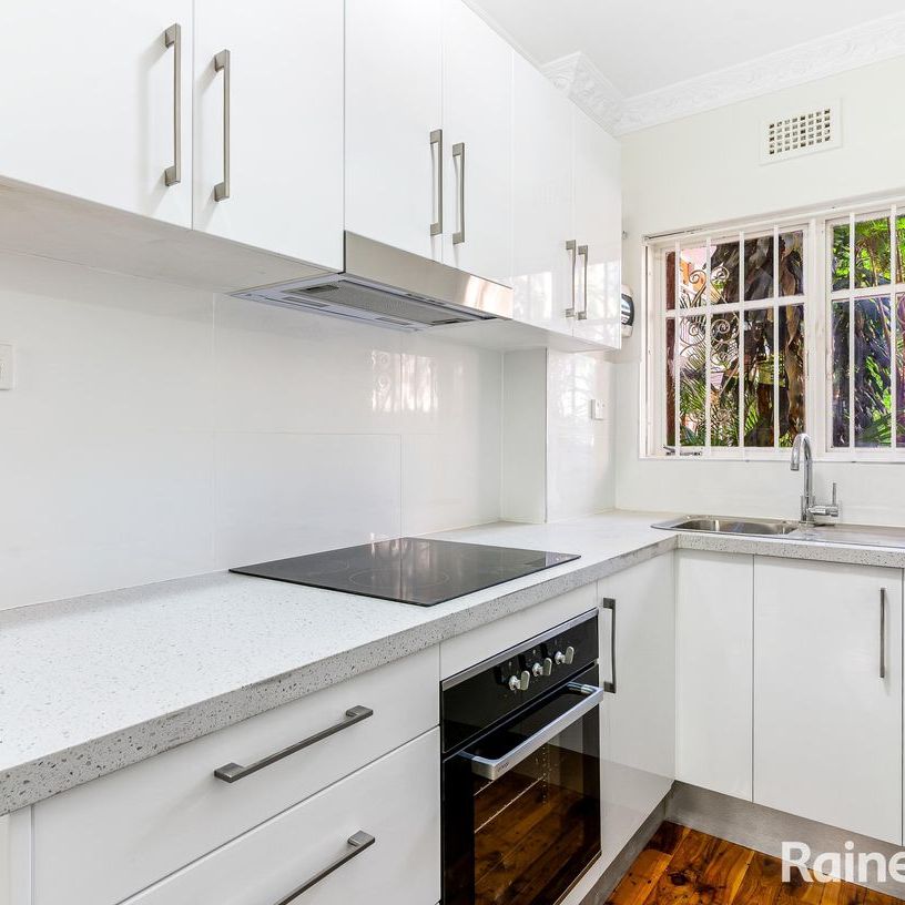 Conveniently located renovated apartment - Photo 1