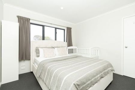 Discover modern comfort and convenience in this well-appointed two-bedroom, one-bathroom townhouse on sought-after Killarney Road, Hamilton. - Photo 2