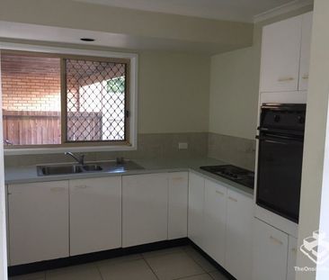 THREE BEDROOMS TOWNHOUSE WITH NEW AIR CONDITION - Photo 2