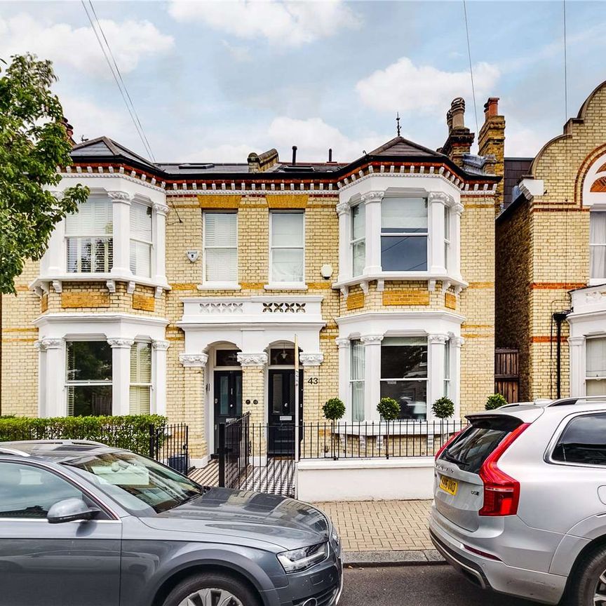 A fabulous six bedroom family house off Balham Park Road - Photo 1