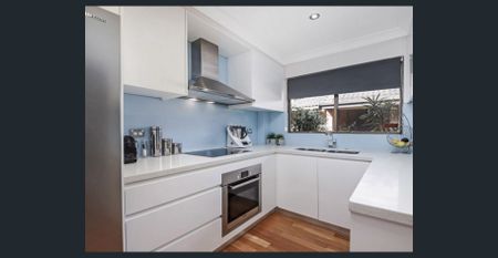 Renovated 2 Bedroom Townhouse with Beautiful Courtyard - Photo 2