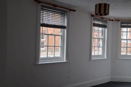 2 bedroom flat to rent - Photo 2