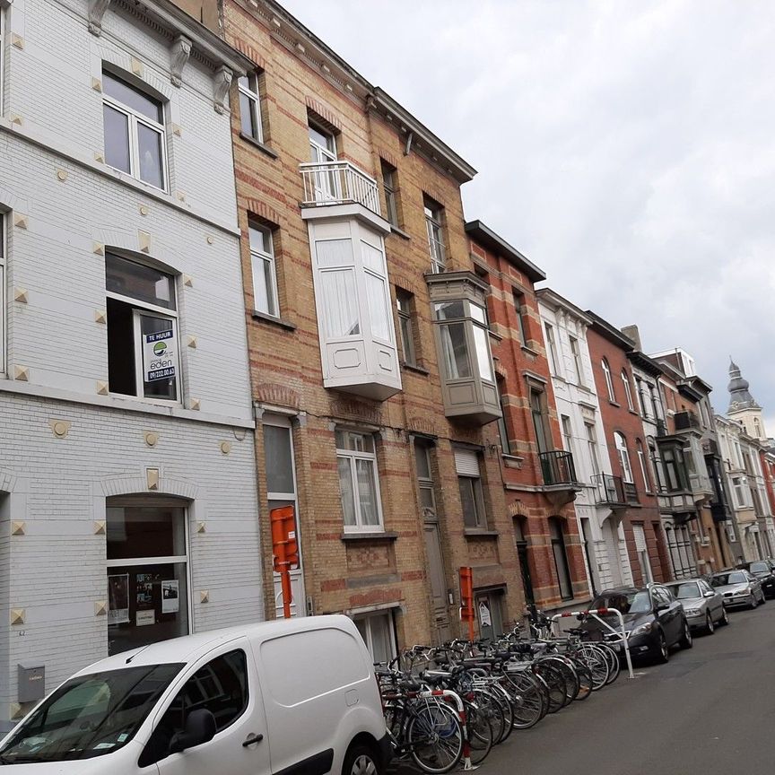 IDEAAL GELEGEN WONING MET 4 SLPK EN STADSTUINTJE, VOOR GEZIN OF CO-HOUSING - Foto 1