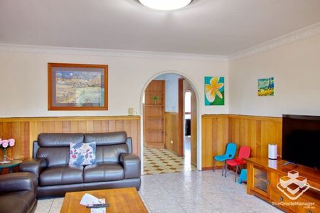 Furnished 4 bedrooms walking to school and shopping centre - Photo 3