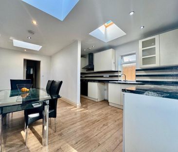 4 bedroom semi-detached house to rent - Photo 2